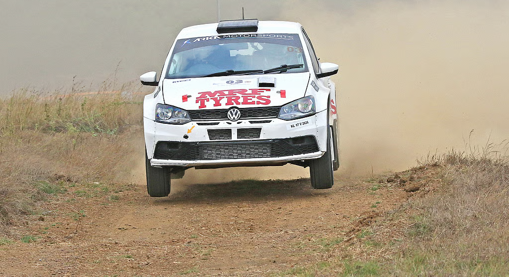 Kadur comes up with a fine drive, extends lead over Gill