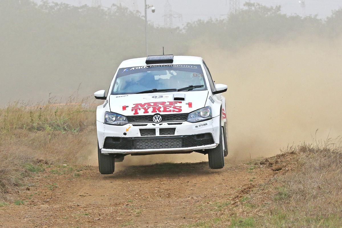 Kadur comes up with a fine drive, extends lead over Gill